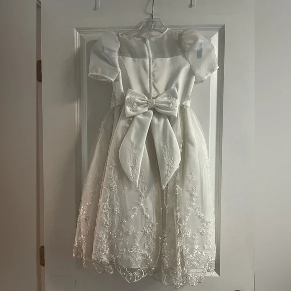 Elegant White Girl’s First Communion Dress - Picture 3 of 8